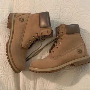 Timberland Women’s 6-inch Metallic Collar Boots